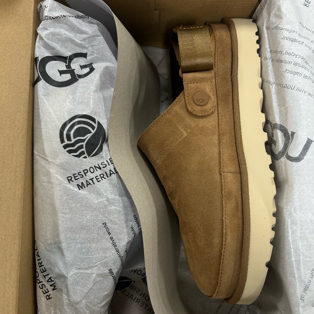 UGG women’s gold star clogs - chestnut size 9